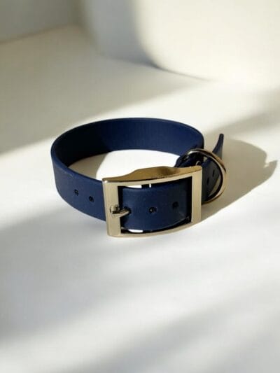 dark blue stroberi antkaklis