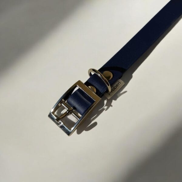 dark blue stroberi antkaklis