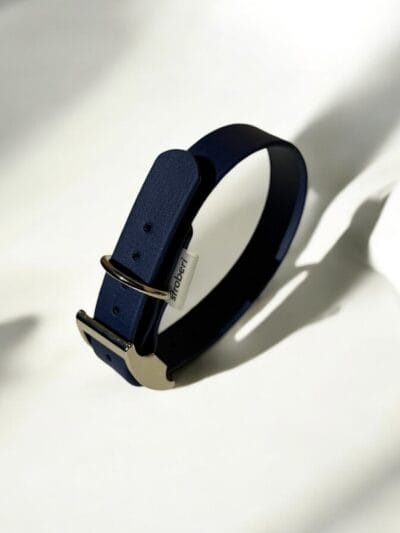 dark blue stroberi antkaklis